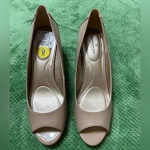 Bandolino nude colored peep toe shoes